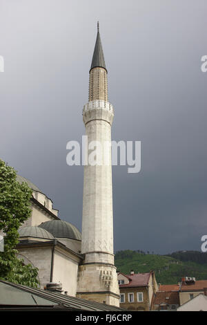 Sarajevo, Gazi Husrev-beg moschea, minareto e cupola, dark cloud, luce della sera, Bosnia Erzegovina Foto Stock