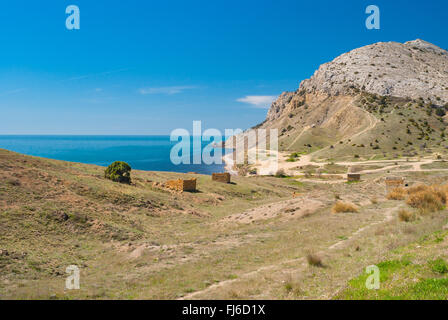 Mar Nero sulla riva Meganom cape, la parte orientale della penisola di Crimea Foto Stock