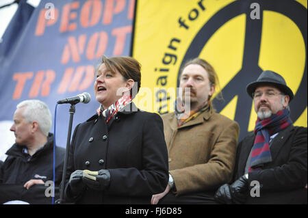 Leanne Wood AM (Leader di Plaid Cymru) parlando in Trafalgar Square a seguito della battuta Trident dimostrazione, Londra centrale. Foto Stock
