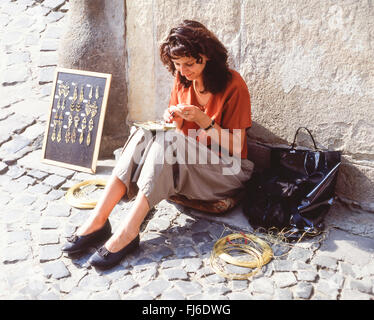 Giovane donna gioielleria sulla strada di ciottoli, Szentendre, Pest County, Ungheria Centrale Regione, la Repubblica di Ungheria Foto Stock