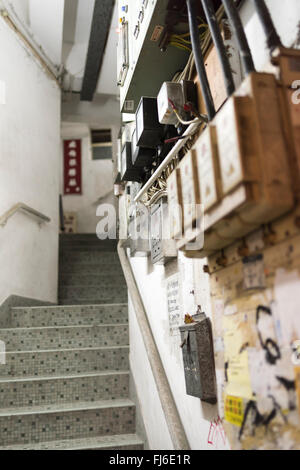 HONG KONG, CINA - 24 FEB 2016: scala di Tong Lau, tenement edifici costruito nel tardo XIX secolo agli anni Sessanta del Novecento in Hong Kong. Foto Stock