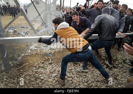 Idomeni, Grecia. Il 29 febbraio, 2016. Centinaia di migranti hanno provato oggi a rompere attraverso la barriera che li divide dalla Macedonia , la polizia ha risposto con gas lacrimogeni e bombe suono dopo i migranti sono riusciti a sfondare la recinzione sulla ferrovia .migliaia di migranti sono bloccati alla frontiera tra la Grecia e la Macedonia dove solo i siriani e gli iracheni possono passare , tre gruppi al giorno come hanno fatto il loro cammino verso l'Unione europea. Gli Aramei migranti protesta bloccando la ferrovia e chiedono la immediata apertura della frontiera . Credito: AGENZIA SINTESI/Alamy Liv Foto Stock