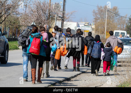 Salonicco, Grecia - 25 Febbraio 2016: i rifugiati che vivono in tende nel centro delocalizzazione Diavata in attesa di continuare il loro Foto Stock