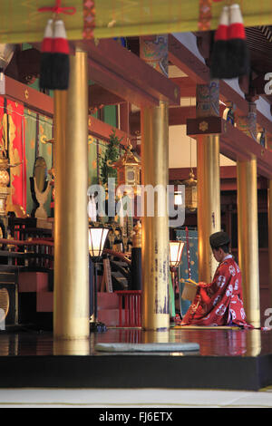 Giappone, Dazaifu, Tenman-gu, sacrario scintoista, sacerdote, cerimonia, Foto Stock