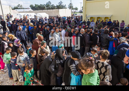Salonicco, Grecia - 25 Febbraio 2016: i rifugiati che vivono in tende nel centro delocalizzazione Diavata in attesa di continuare il loro Foto Stock