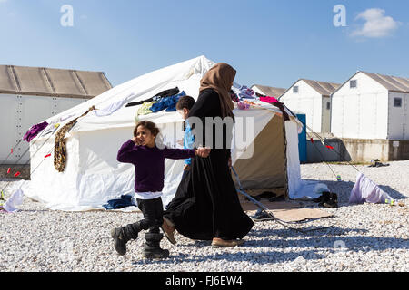Salonicco, Grecia - 25 Febbraio 2016: i rifugiati che vivono in tende nel centro delocalizzazione Diavata in attesa di continuare il loro Foto Stock