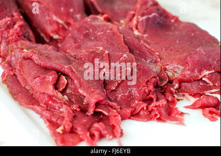 Non cotte fresche fette di rifilato lean beef steak pronti per la vendita al dettaglio in una macelleria Foto Stock