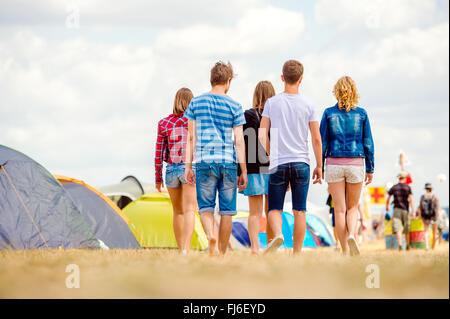 Irriconoscibile adolescenti, tenda festival musicale estivo soleggiato, bac Foto Stock