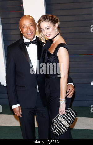 Beverly Hills Los Angeles, noi. 28 Feb, 2016. Russell Simmons e modello Lucy McIntosh frequentare il Vanity Fair Oscar Party a Wallis Annenberg Center for the Performing Arts di Beverly Hills, Los Angeles, noi, 28 febbraio 2016. Foto: Hubert Boesl/dpa/Alamy Live News Foto Stock