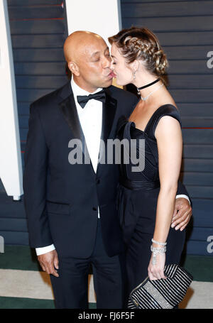 Beverly Hills Los Angeles, noi. 28 Feb, 2016. Russell Simmons e modello Lucy McIntosh frequentare il Vanity Fair Oscar Party a Wallis Annenberg Center for the Performing Arts di Beverly Hills, Los Angeles, noi, 28 febbraio 2016. Foto: Hubert Boesl/dpa/Alamy Live News Foto Stock