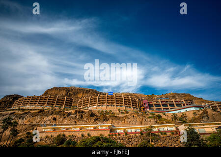 A Puerto Rico, Gran Canaria Island, Spagna - Dicembre 08, 2015: Nuova costruzione alberghi su per la collina di resort di Puerto Rico a Gran Canar Foto Stock