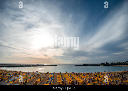 A Puerto Rico, Gran Canaria Island, Spagna - Dicembre 08, 2015: un ampio angolo di visione sulla spiaggia affollata con un sacco di ombrelli in Pue Foto Stock