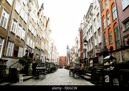 Gdansk, Polonia. Il 29 febbraio, 2016. Localmente noto come ul. Mariacka in Gdansk, questa strada di ciottoli rivestiti con ambra gallerie e caffetterie, corre da la chiesa di Saint Mary al Mot?l'AWA River. Essa è stata gravemente danneggiata durante la Seconda Guerra Mondiale ma ricostruito con cura. Nota gli ornati gargoyle pioggia grondaie sulla capanna case a schiera e la squisita dettaglio delle ringhiere e anteriore china. Le terrazze in pietra il rivestimento della strada sono caratteristici di Gda?sk Old Town. © Anna Ferensowicz/ Pacifico premere/Alamy Live News Foto Stock