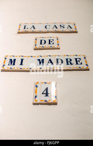 Agaete, Gran Canaria Island, Spagna - 13 dicembre 2015: Casa retrò piastra di numerazione sulla strada a Agaete villaggio sul Gran Cana Foto Stock