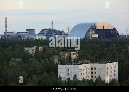 Vista aerea del pripjat e la vicina centrale nucleare di Cernobyl con il nuovo confinamento sicuro. La zona di alienazione, Ucraina. Foto Stock