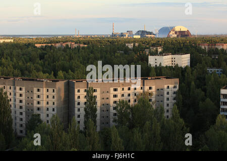 Vista aerea del pripjat e la vicina centrale nucleare di Cernobyl con il nuovo confinamento sicuro. La zona di alienazione, Ucraina. Foto Stock