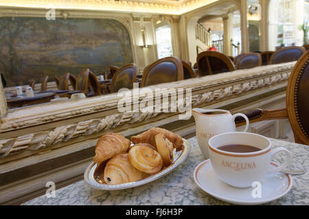 Croissant panini e cioccolata calda a bere Angelina sala da tè Parigi Francia Foto Stock
