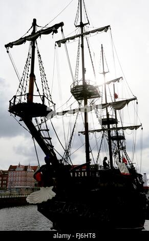 Gdansk, Polonia. Il 29 febbraio, 2016. Una ricreazione della perla nera la nave dei pirati è visto galleggianti in morti Vistola, un fiume che scorre attraverso la città di Gda?sk in Polonia settentrionale. © Anna Ferensowicz/ Pacifico premere/Alamy Live News Foto Stock