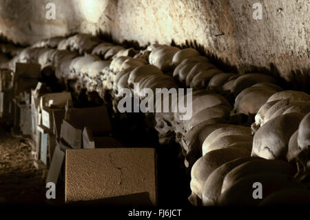 Molto scure e il cranio del cimitero di Napoli - Italia Foto Stock