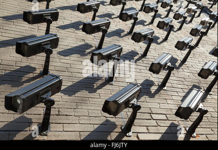 Banche di TVCC telecamere di sorveglianza sulla parete Foto Stock