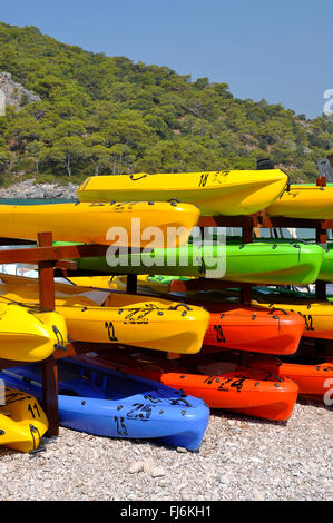 Numero di plastica colorata per imbarcazioni a remi impilati sulla spiaggia Foto Stock
