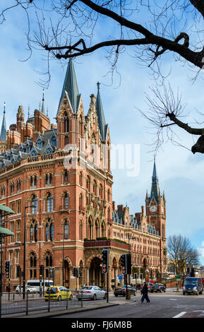 La stazione di St Pancras incorporante St Pancras Renaissance London Hotel, Euston Road, Londra, Inghilterra, Regno Unito Foto Stock