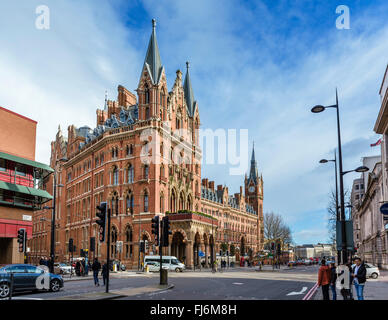 Stazione ferroviaria internazionale di St Pancras Station incorporante St Pancras Renaissance London Hotel, Euston Road, Londra, Inghilterra, Regno Unito Foto Stock