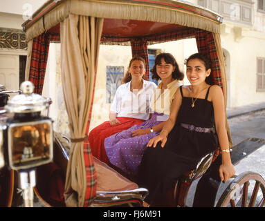 Giovani donne in carrozza a cavallo, La Valletta, sud del quartiere portuale, Malta Xlokk Regione, Repubblica di Malta Foto Stock