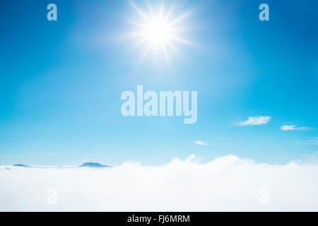 Raggi di sole splendente nel cielo azzurro. Blu cielo con strato di bianco delle nuvole nebuloso. Foto Stock