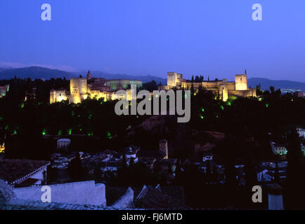 Alhambra Palace complesso di notte il crepuscolo crepuscolo Granada Andalusia Spagna Foto Stock