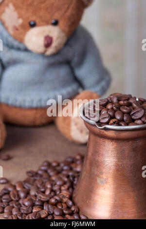 Orsacchiotto di peluche e caffè tonico vintage immagine con sfondo bianco Foto Stock