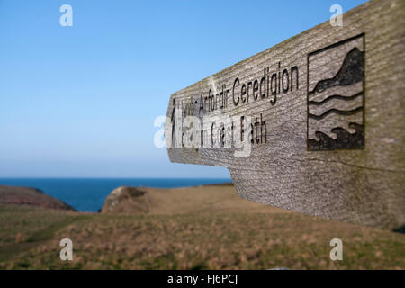 Ceredigion costa segno del percorso con il mare sullo sfondo Cardigan Bay Mid Wales UK Foto Stock