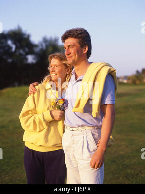 Coppia giovane sulla campagna a piedi, Shropshire, England, Regno Unito Foto Stock