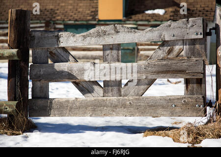 Un weathered cancello in legno per una stalla in Shannon Terrazza Park a Calgary, Alberta, Canada. Foto Stock