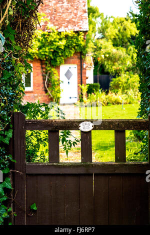 Cottage in Nether Wallop, Hampshire, con l'Avvertenza: attenzione al gatto selvatico Foto Stock