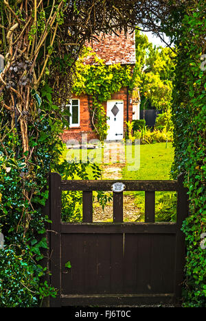 Cottage in Nether Wallop, Hampshire, con l'Avvertenza: attenzione al gatto selvatico Foto Stock