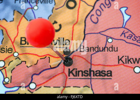 Close-up di una puntina rossa in una mappa di Kinshasa, Repubblica Democratica del Congo. Foto Stock