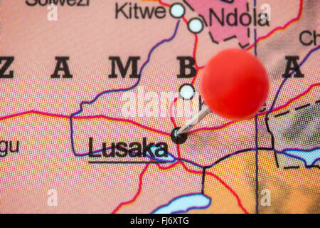 Close-up di una puntina rossa in una mappa di Lusaka nello Zambia. Foto Stock