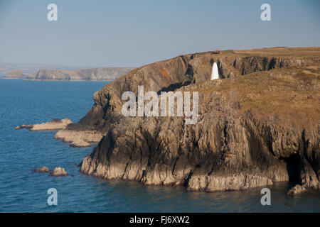 Faro bianco o il marcatore torre in ingresso al porto di stretta Porthgain Pembrokeshire Wales UK Foto Stock