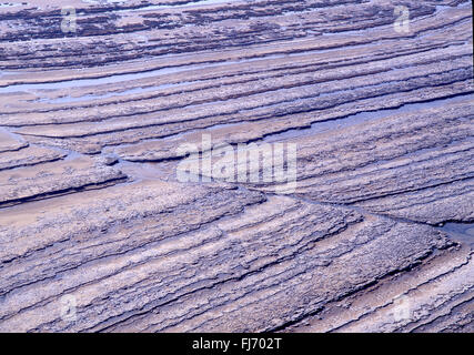 Traeth Mawr vicino Southerndown elevata alta vista astratta di onda piattaforme di taglio sulla spiaggia rocciosa Vale of Glamorgan Heritage Coast Foto Stock