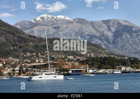 Montagna picco di Lovcen e yacht Foto Stock