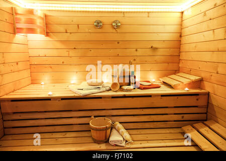 Sala sauna con sauna tradizionale accessori Foto Stock