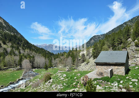 Highland valley con un torrente di origine glaciale Foto Stock