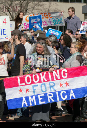 Asheville, North Carolina, Stati Uniti d'America. Il 28 febbraio 2016. La folla di tifosi a Bernie Sanders rally tenere segni e guardare per l'America nel centro di Asheville, NC Credito: Judith Bicking/Alamy Live News Foto Stock