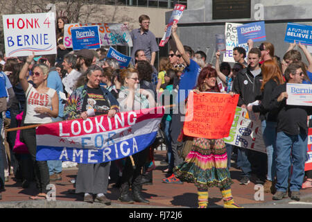 Asheville, North Carolina, Stati Uniti d'America. Il 28 febbraio 2016. La folla di tifosi a Bernie Sanders rally tenere segni e guardare per l'America nel centro di Asheville, NC Credito: Judith Bicking/Alamy Live News Foto Stock