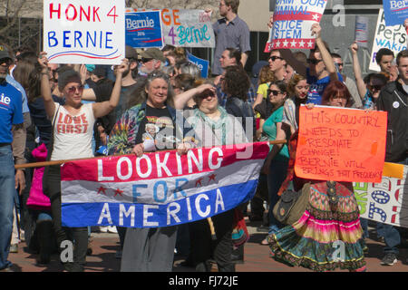 Asheville, North Carolina, Stati Uniti d'America. Il 28 febbraio 2016. La folla di tifosi a Bernie Sanders rally tenere segni e guardare per l'America nel centro di Asheville, NC Credito: Judith Bicking/Alamy Live News Foto Stock