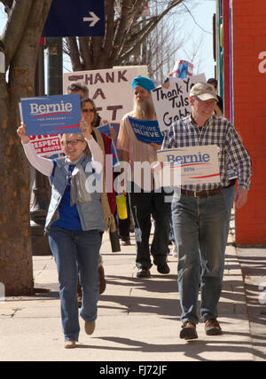 Asheville, North Carolina, Stati Uniti d'America. Il 28 febbraio 2016. Una folla di Bernie Sanders rally sostenitori marzo tenendo una varietà di segni in downtown Asheville, NC Credito: Judith Bicking/Alamy Live News Foto Stock