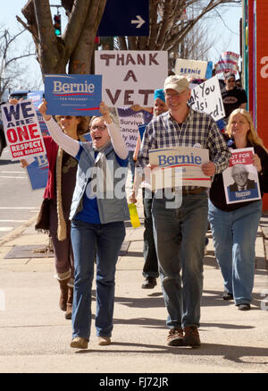 Asheville, North Carolina, Stati Uniti d'America. Il 28 febbraio 2016. Una folla di Bernie Sanders rally sostenitori marzo tenendo una varietà di segni in downtown Asheville, NC Credito: Judith Bicking/Alamy Live News Foto Stock