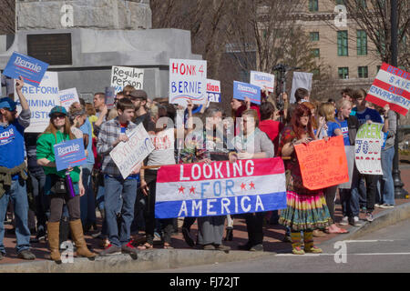 Asheville, North Carolina, Stati Uniti d'America. Il 28 febbraio 2016. La folla di tifosi a Bernie Sanders rally tenere segni e cercare chage in America nel centro di Asheville, NC Credito: Judith Bicking/Alamy Live News Foto Stock