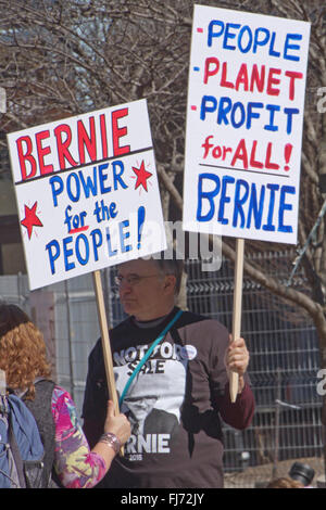 Asheville, North Carolina, Stati Uniti d'America. Il 28 febbraio 2016. Uomo a Bernie Sanders rally detiene Pro Bernie segni e cerca di cambiare in America Credito: Judith Bicking/Alamy Live News Foto Stock